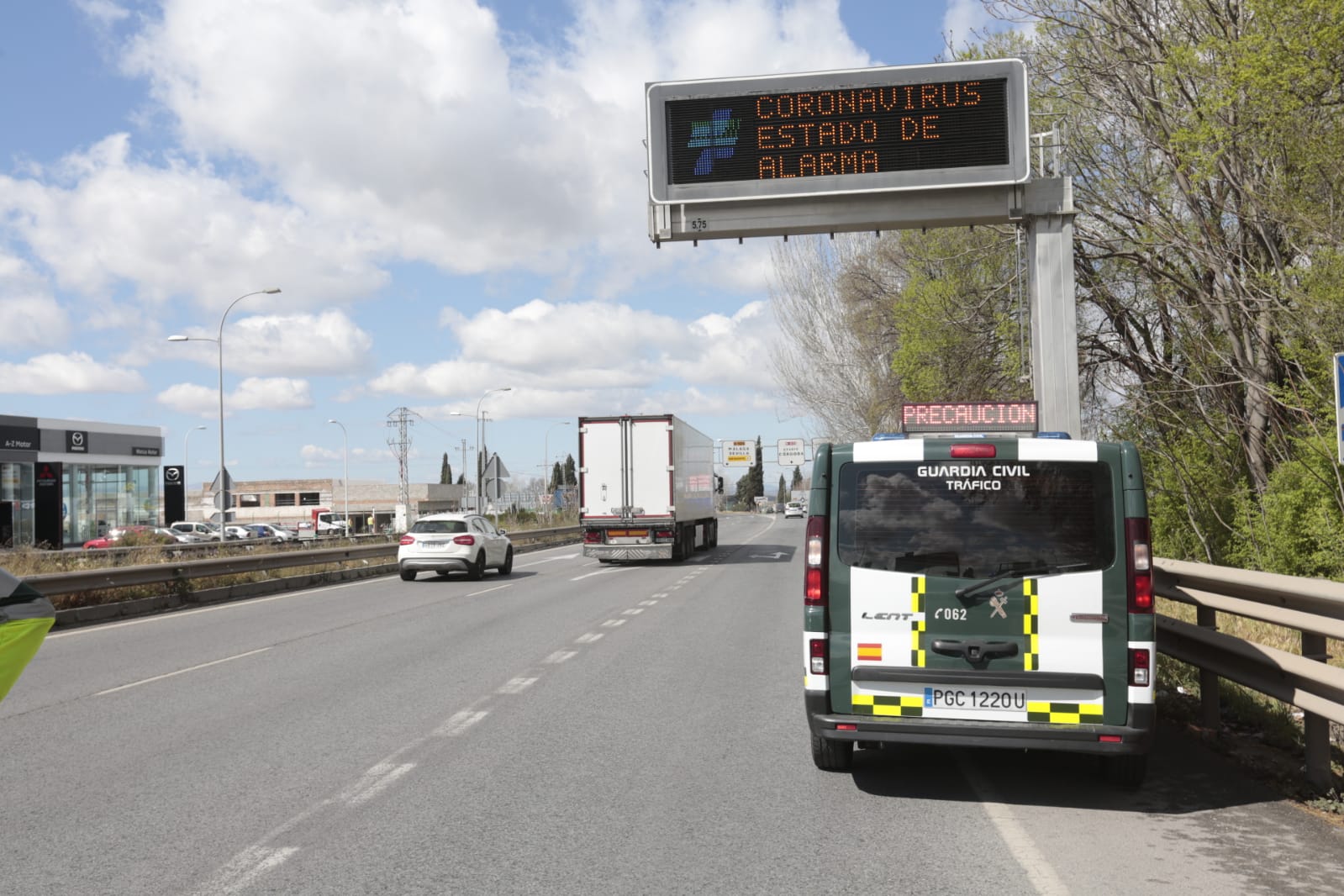 Calles vacías, vagones de metro sin apenas personas y autobuses con menos afluencia que nunca. Así está la ciudad de Granada tras el confinamiento declarado por el estado de alarma