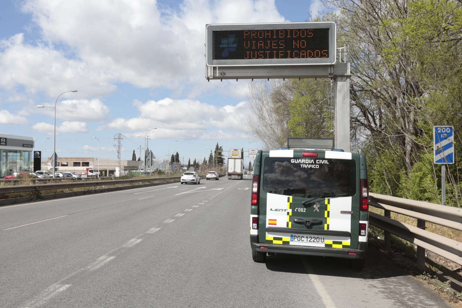 Calles vacías, vagones de metro sin apenas personas y autobuses con menos afluencia que nunca. Así está la ciudad de Granada tras el confinamiento declarado por el estado de alarma