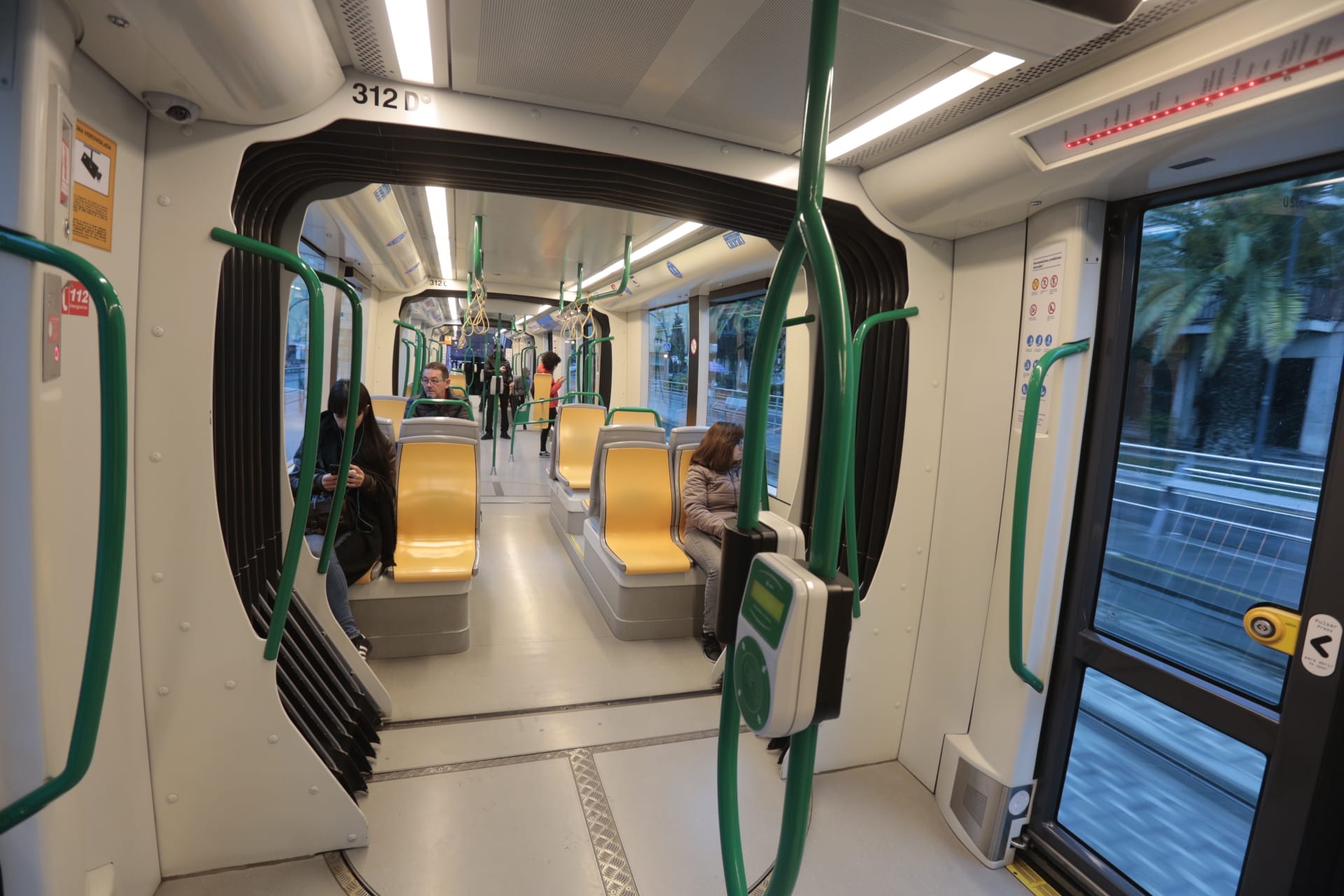 Calles vacías, vagones de metro sin apenas personas y autobuses con menos afluencia que nunca. Así está la ciudad de Granada tras el confinamiento declarado por el estado de alarma