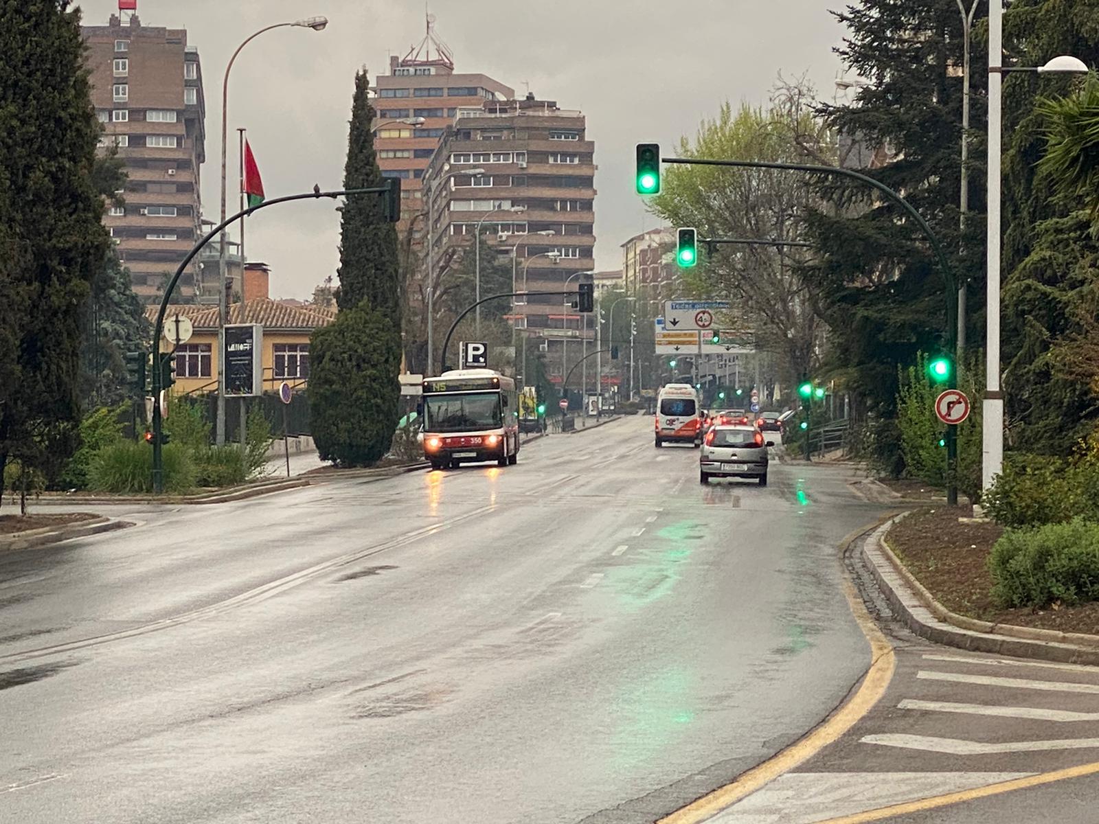 Calles vacías, vagones de metro sin apenas personas y autobuses con menos afluencia que nunca. Así está la ciudad de Granada tras el confinamiento declarado por el estado de alarma