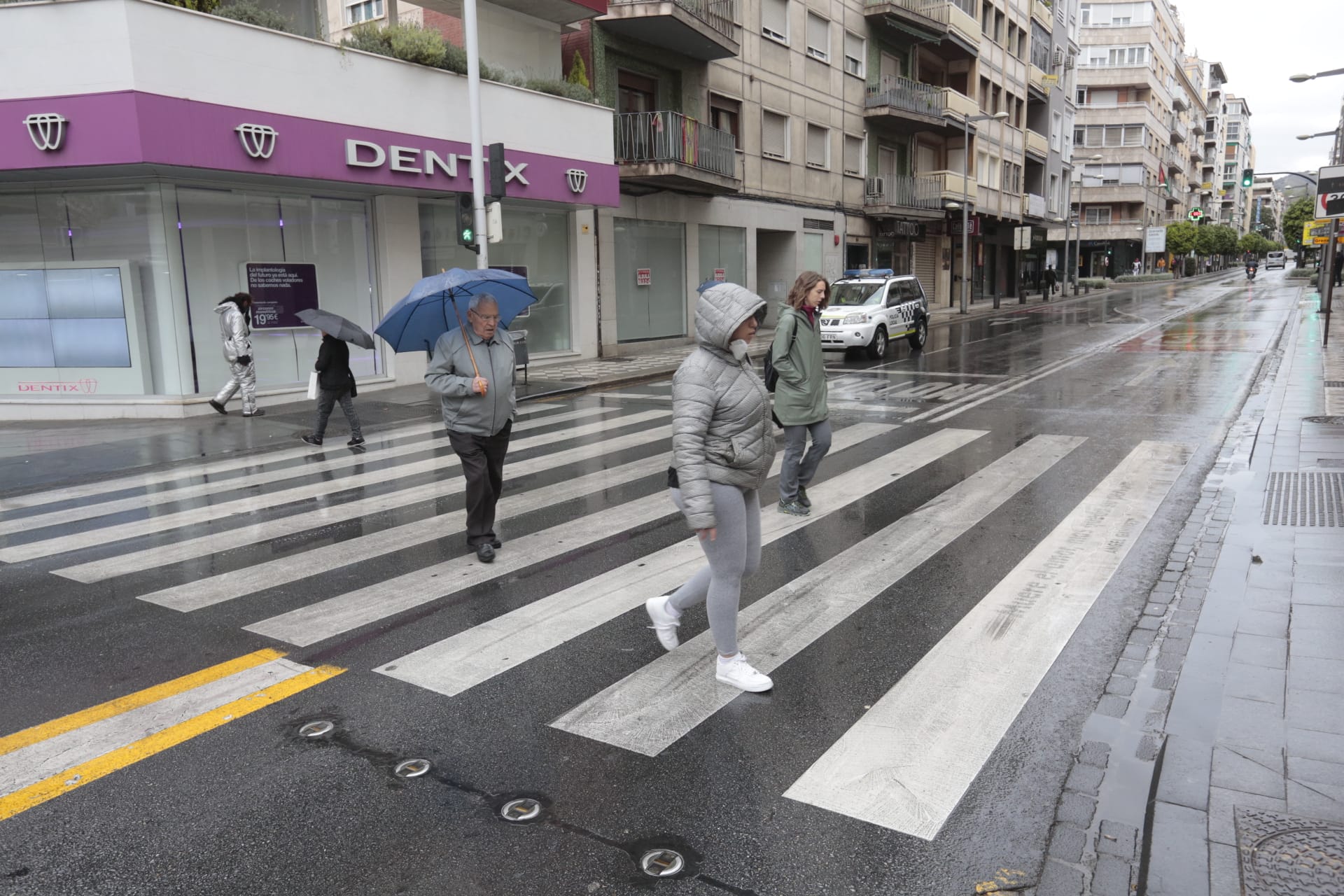 Calles vacías, vagones de metro sin apenas personas y autobuses con menos afluencia que nunca. Así está la ciudad de Granada tras el confinamiento declarado por el estado de alarma
