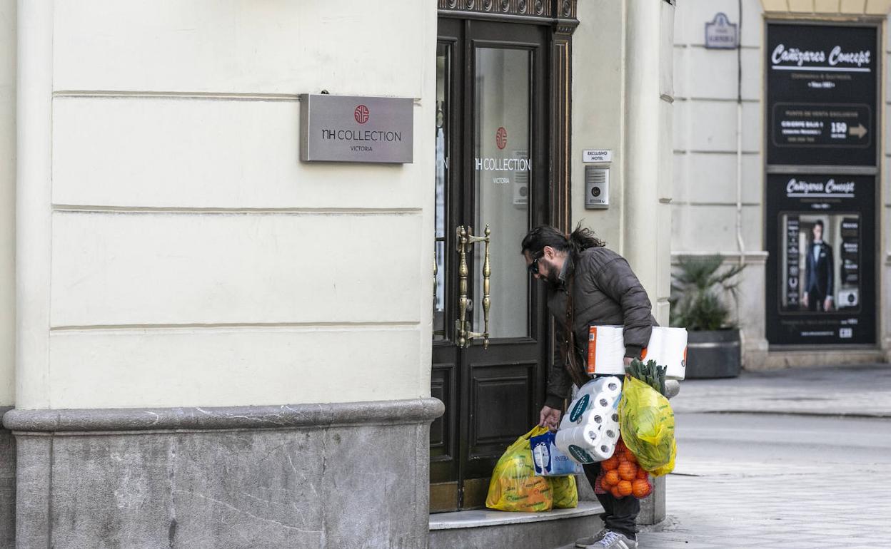 El cierre de fronteras complica la vuelta a casa de los 1.200 turistas confinados en Granada