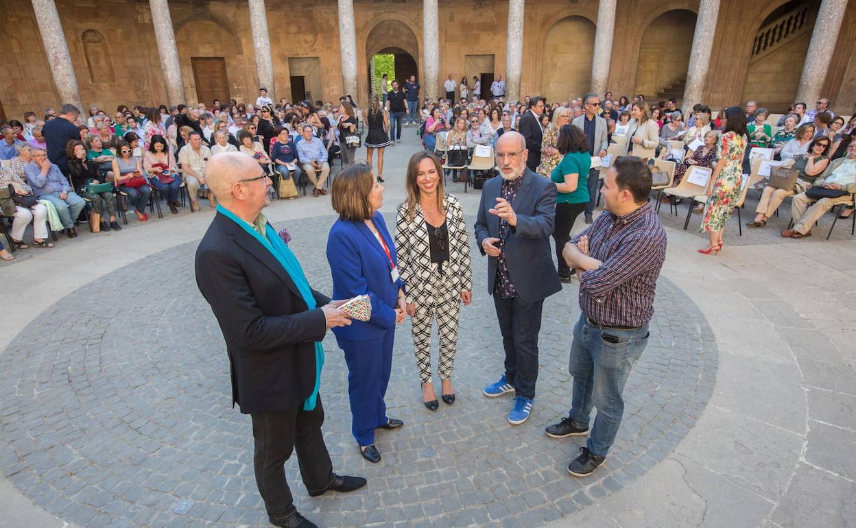 El acto de clausura del pasado año tuvo como invitados a Fernando Aramburu (segundo por la derecha) y Fernando Marías (primero por la izquierda).