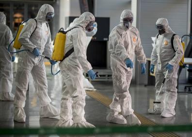 Imagen secundaria 1 - Estado de alarma por el coronavirus en Granada | Tras las huellas de la pandemia: a un milímetro del coronavirus