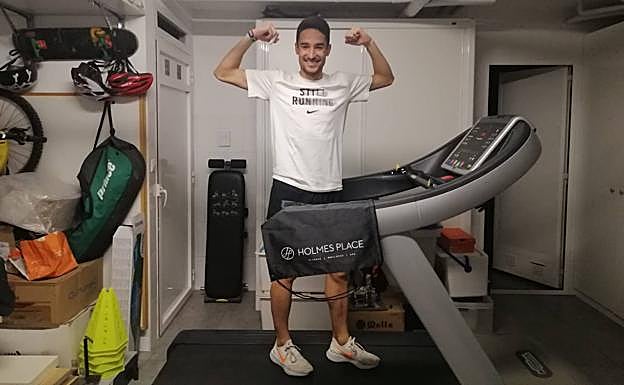 Ignacio Fontes, feliz con su nueva cinta para correr ya instalada en su casa. 