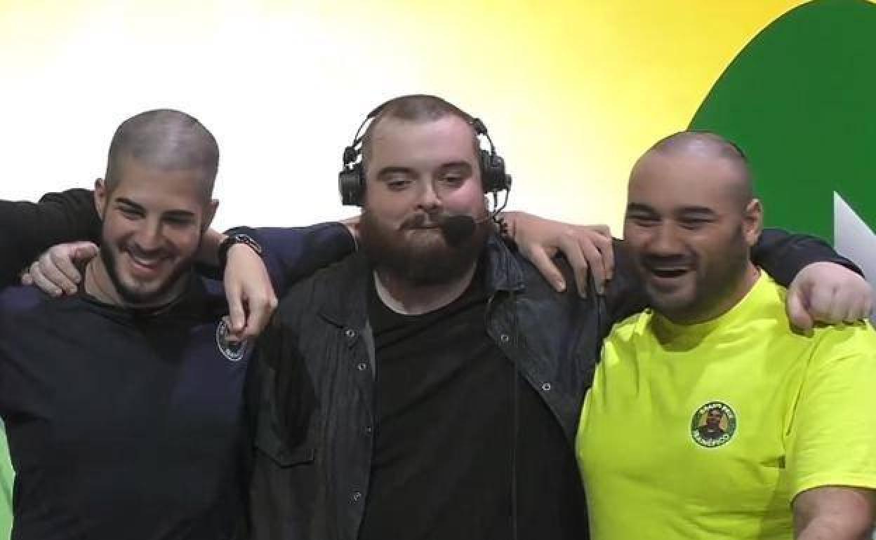 Ibai Llanos (centro), presentador y narrador de competiciones virtuales. 