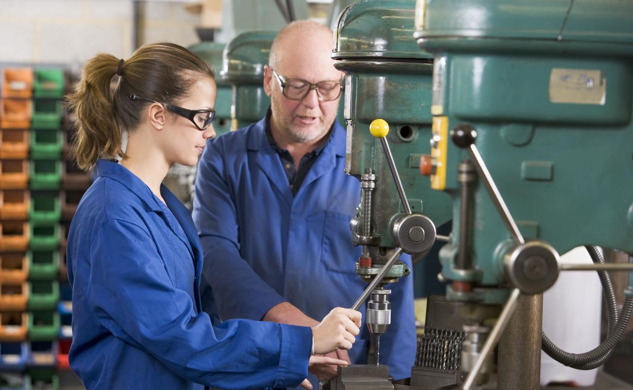 Dos trabajadores juntos en una fábrica en una imagen de archivo. 