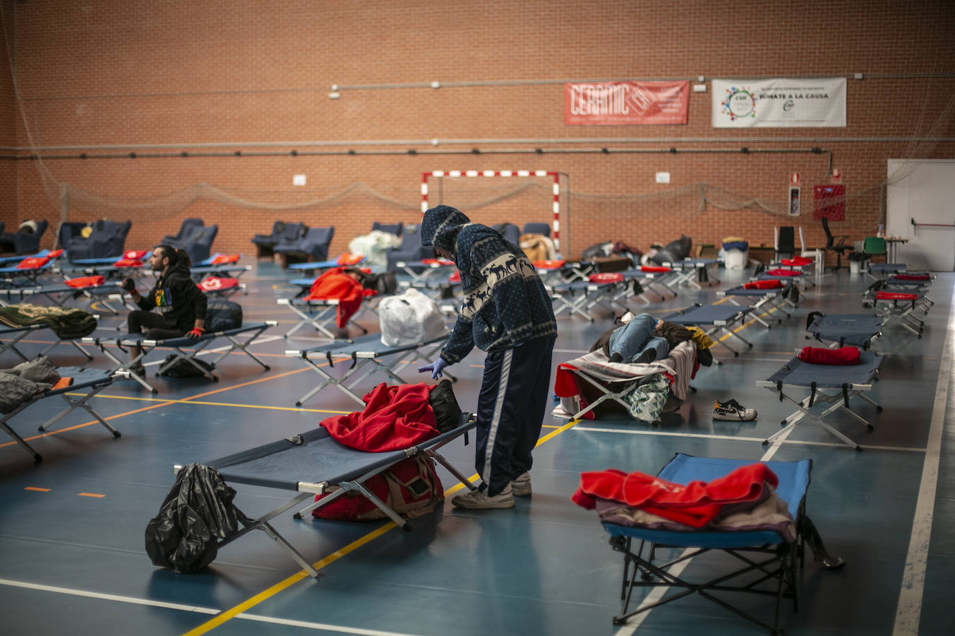 Las estrictas medidas de seguridad impuestas por el Gobierno para frenar el virus obligan a activar alternativas sociales 