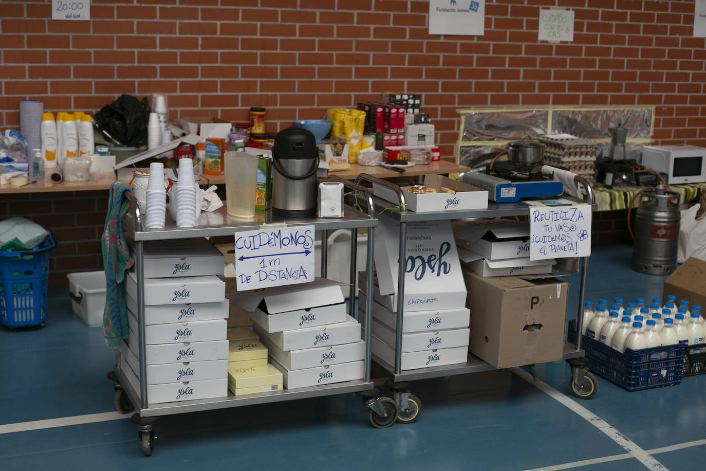 Las estrictas medidas de seguridad impuestas por el Gobierno para frenar el virus obligan a activar alternativas sociales 