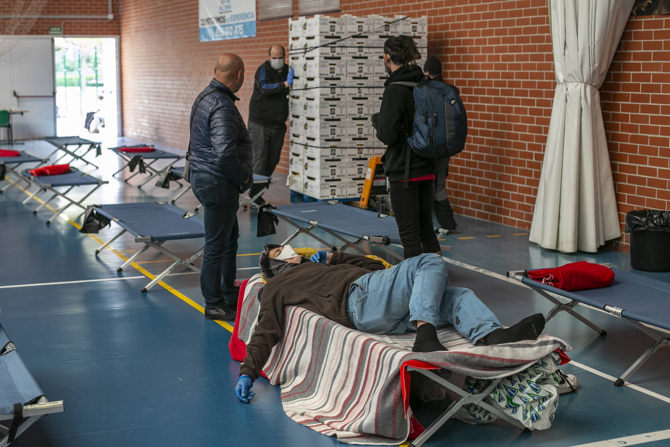 Las estrictas medidas de seguridad impuestas por el Gobierno para frenar el virus obligan a activar alternativas sociales 