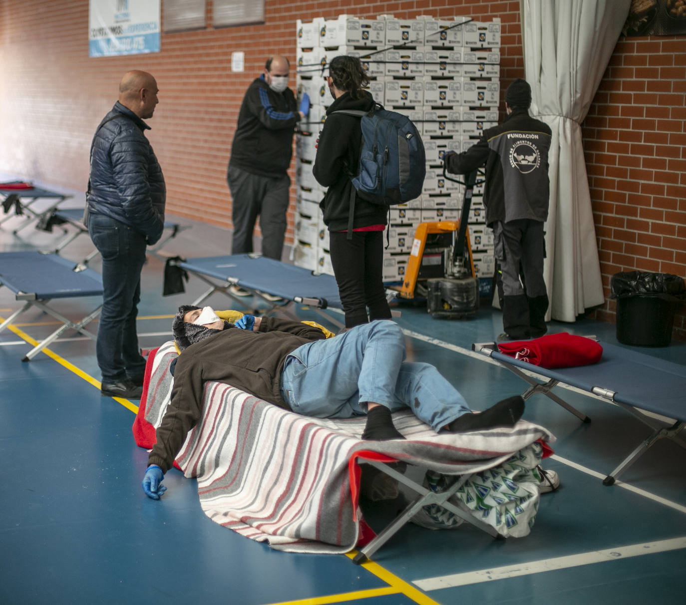 Las estrictas medidas de seguridad impuestas por el Gobierno para frenar el virus obligan a activar alternativas sociales 