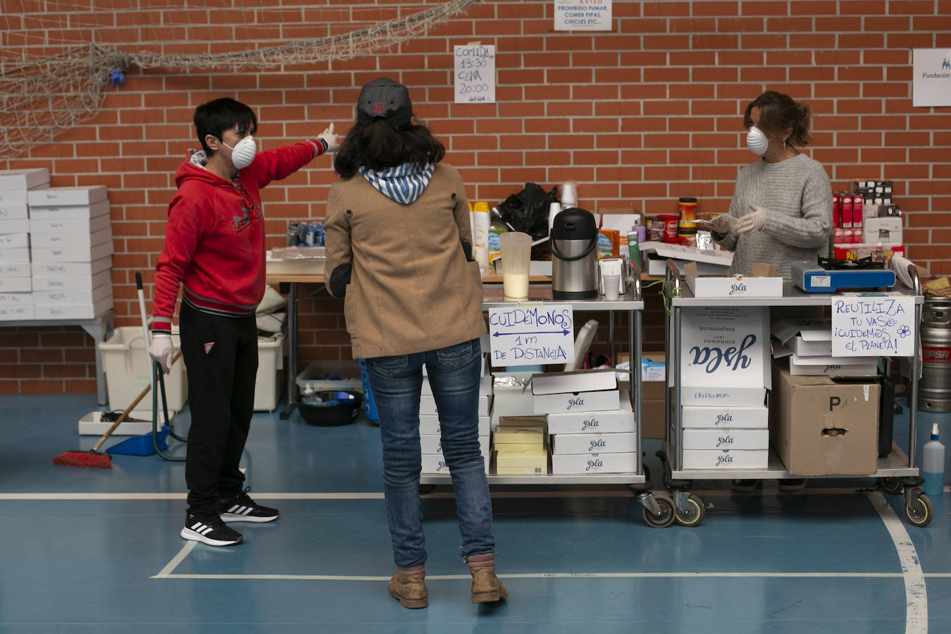 Las estrictas medidas de seguridad impuestas por el Gobierno para frenar el virus obligan a activar alternativas sociales 