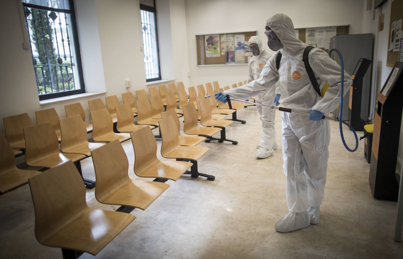 La Unidad Militar de Emergencias está desinfectando zonas como la estación de Renfe e informando a la población.
