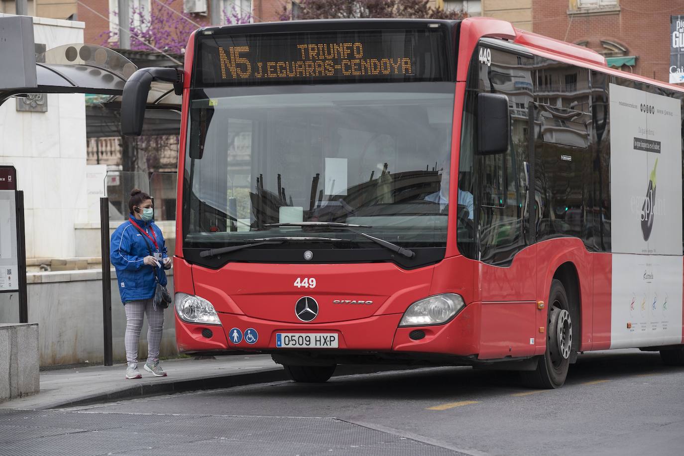 La Unidad Militar de Emergencias está desinfectando zonas como la estación de Renfe e informando a la población.