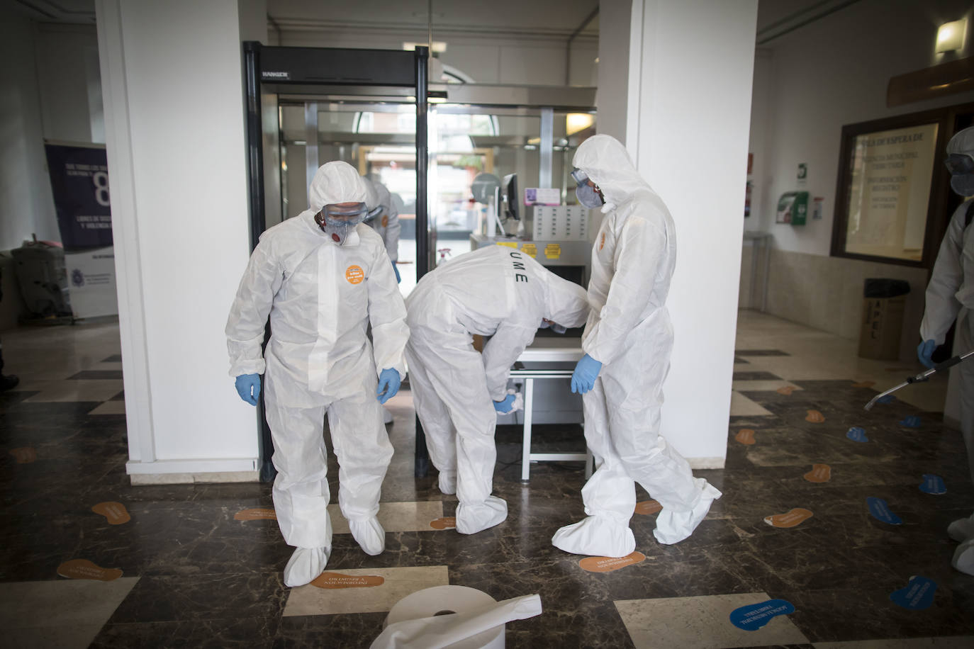La Unidad Militar de Emergencias está desinfectando zonas como la estación de Renfe e informando a la población.