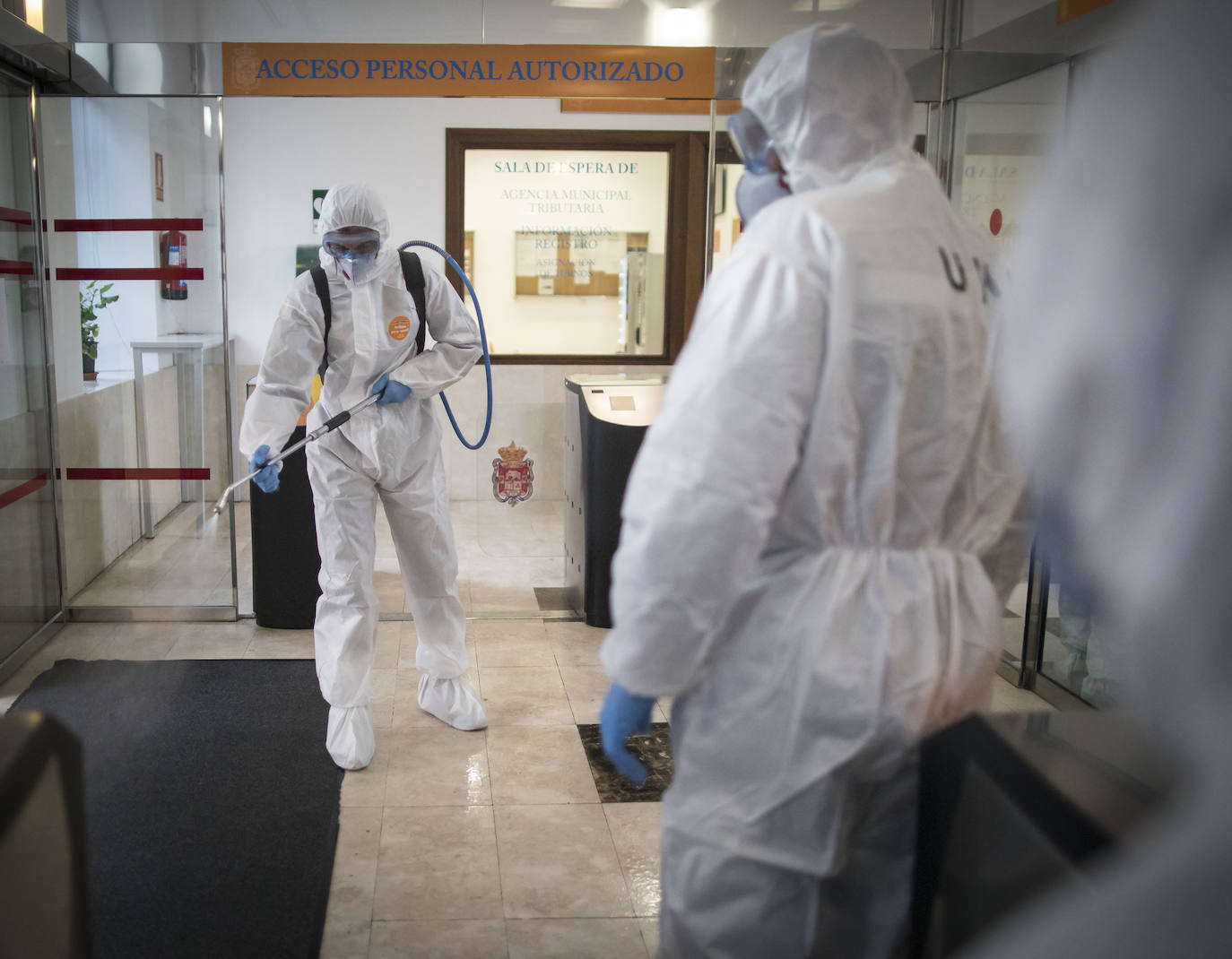 La Unidad Militar de Emergencias está desinfectando zonas como la estación de Renfe e informando a la población.