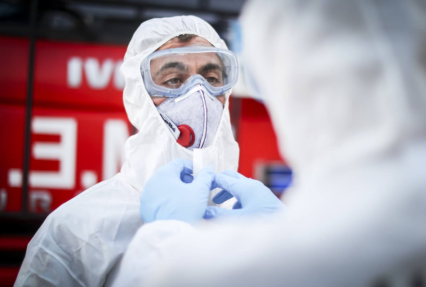 La Unidad Militar de Emergencias está desinfectando zonas como la estación de Renfe e informando a la población.