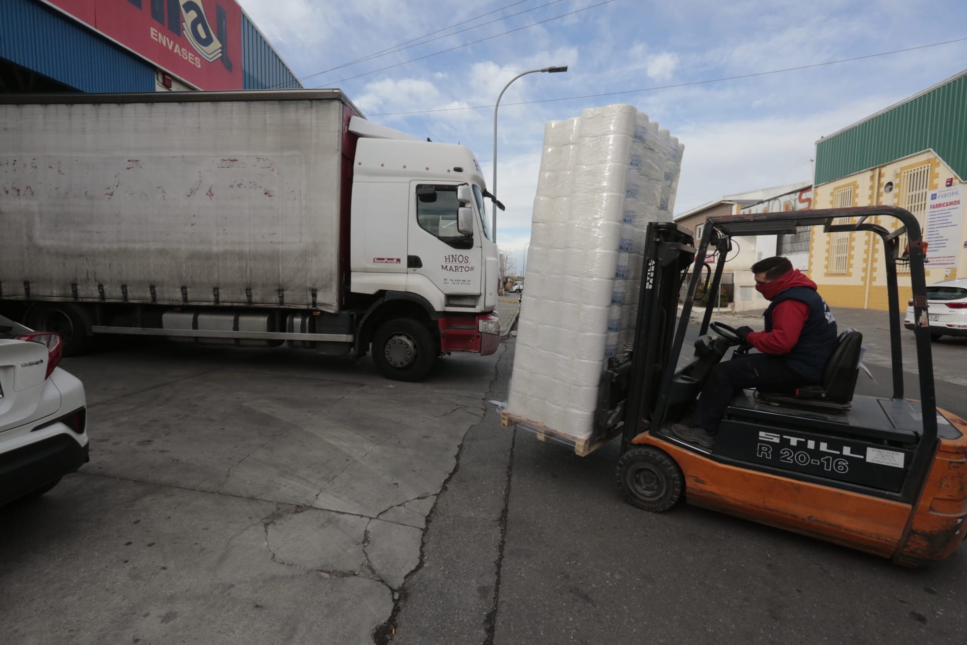 La Unidad Militar de Emergencias está desinfectando zonas como la estación de Renfe e informando a la población.