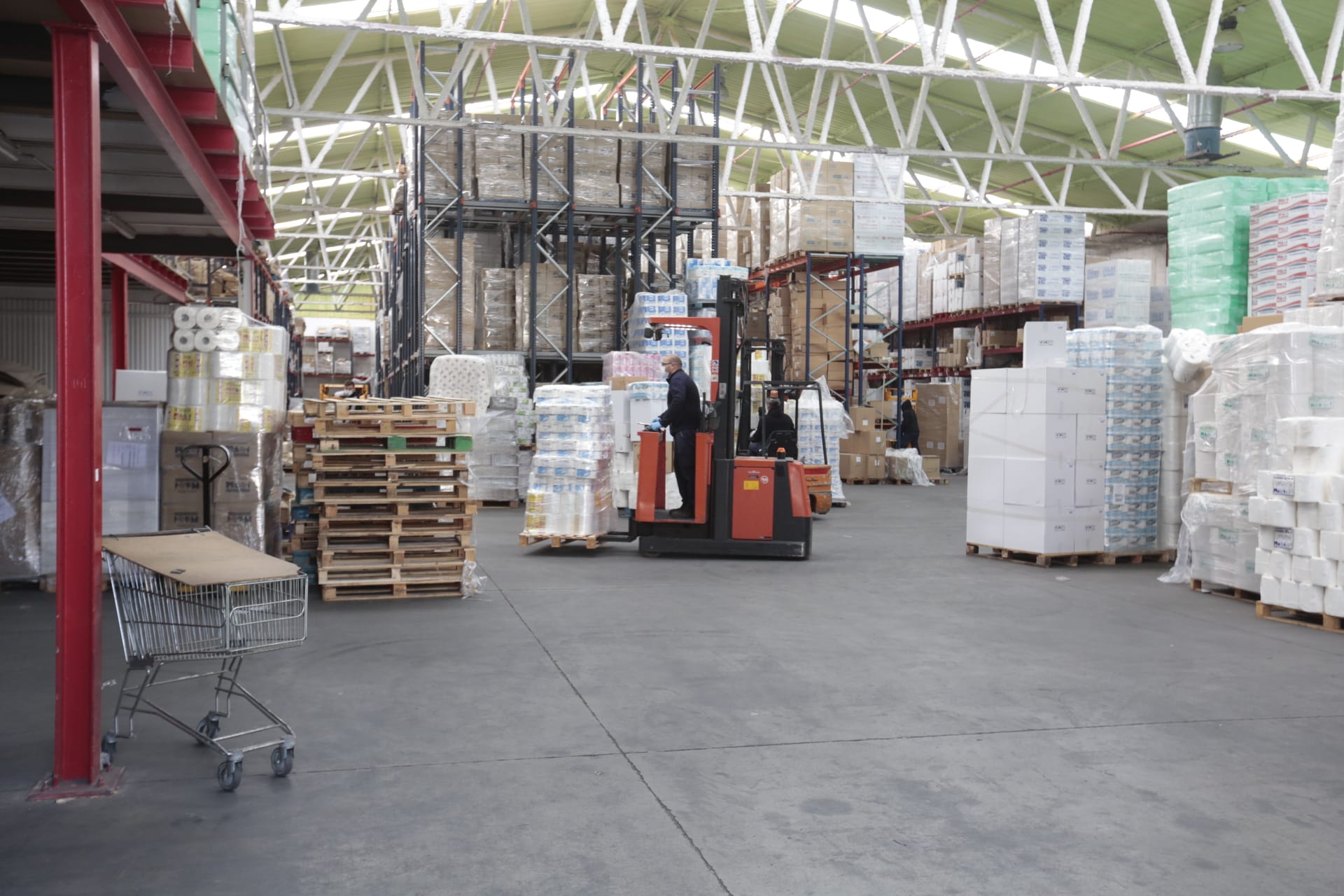 La Unidad Militar de Emergencias está desinfectando zonas como la estación de Renfe e informando a la población.