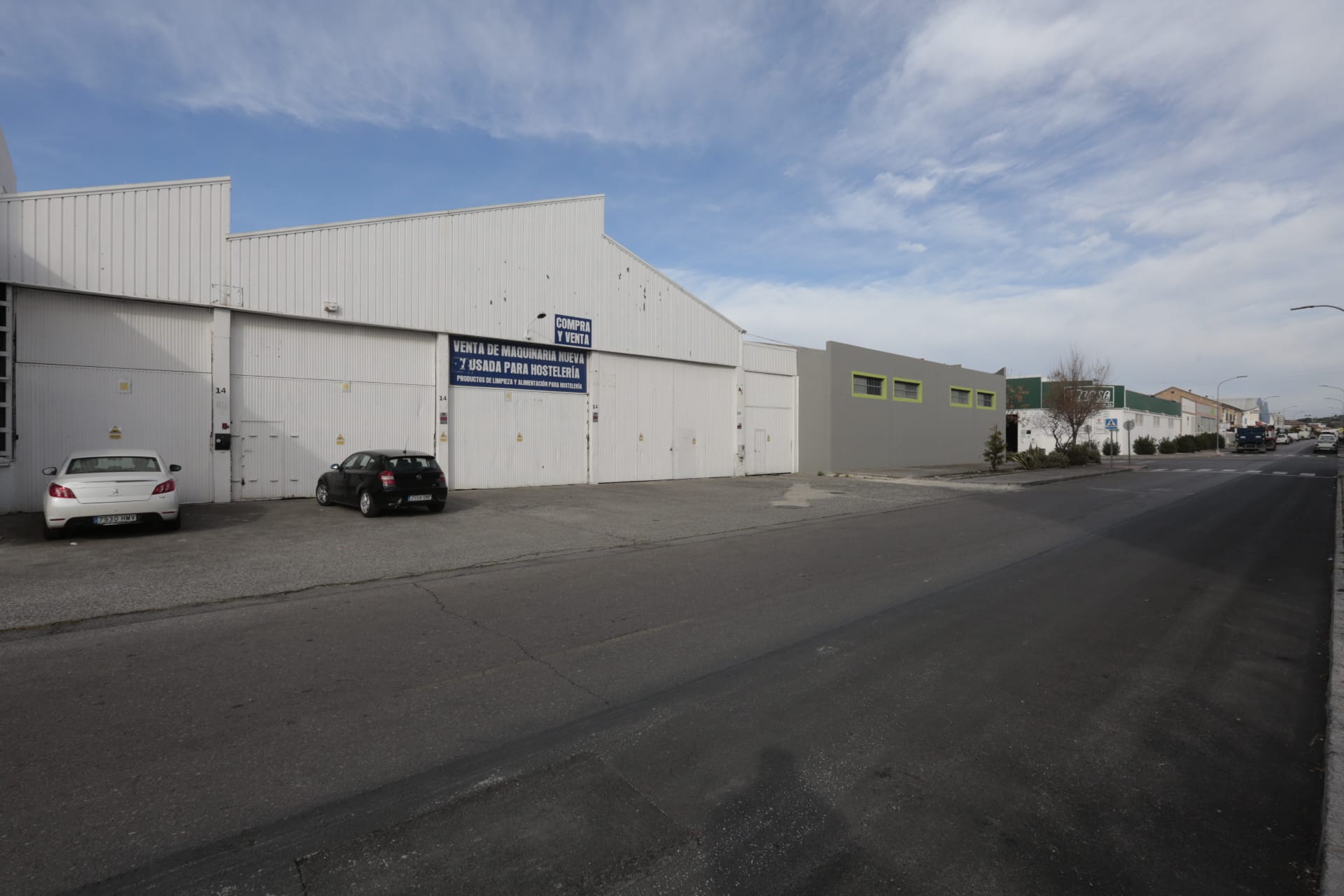 La Unidad Militar de Emergencias está desinfectando zonas como la estación de Renfe e informando a la población.