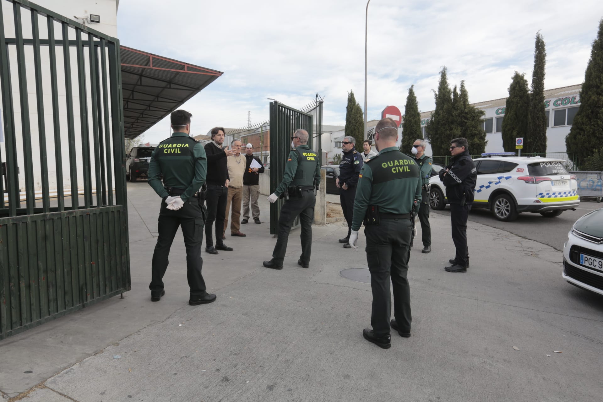 La Unidad Militar de Emergencias está desinfectando zonas como la estación de Renfe e informando a la población.