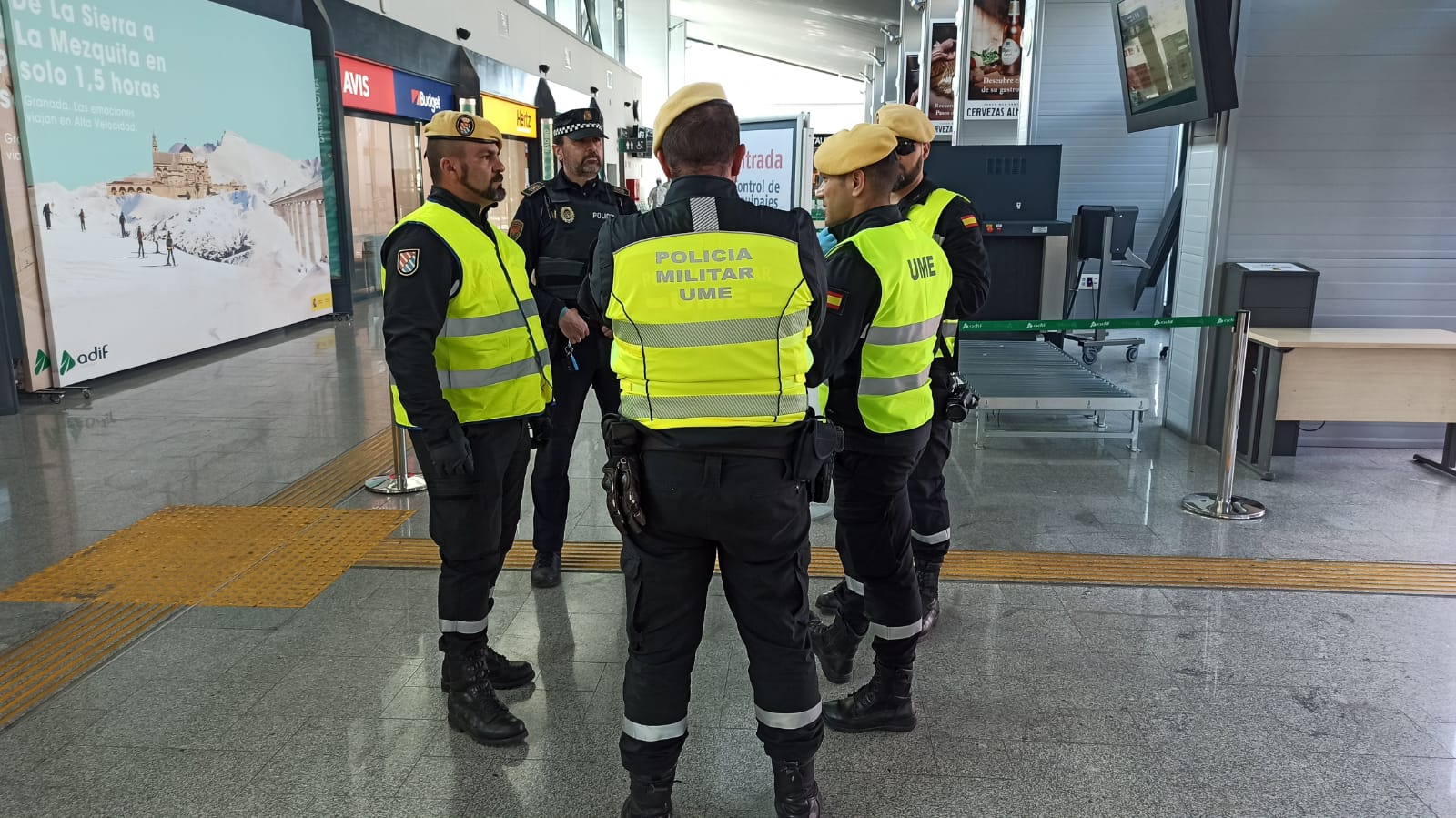La Unidad Militar de Emergencias está desinfectando zonas como la estación de Renfe e informando a la población.
