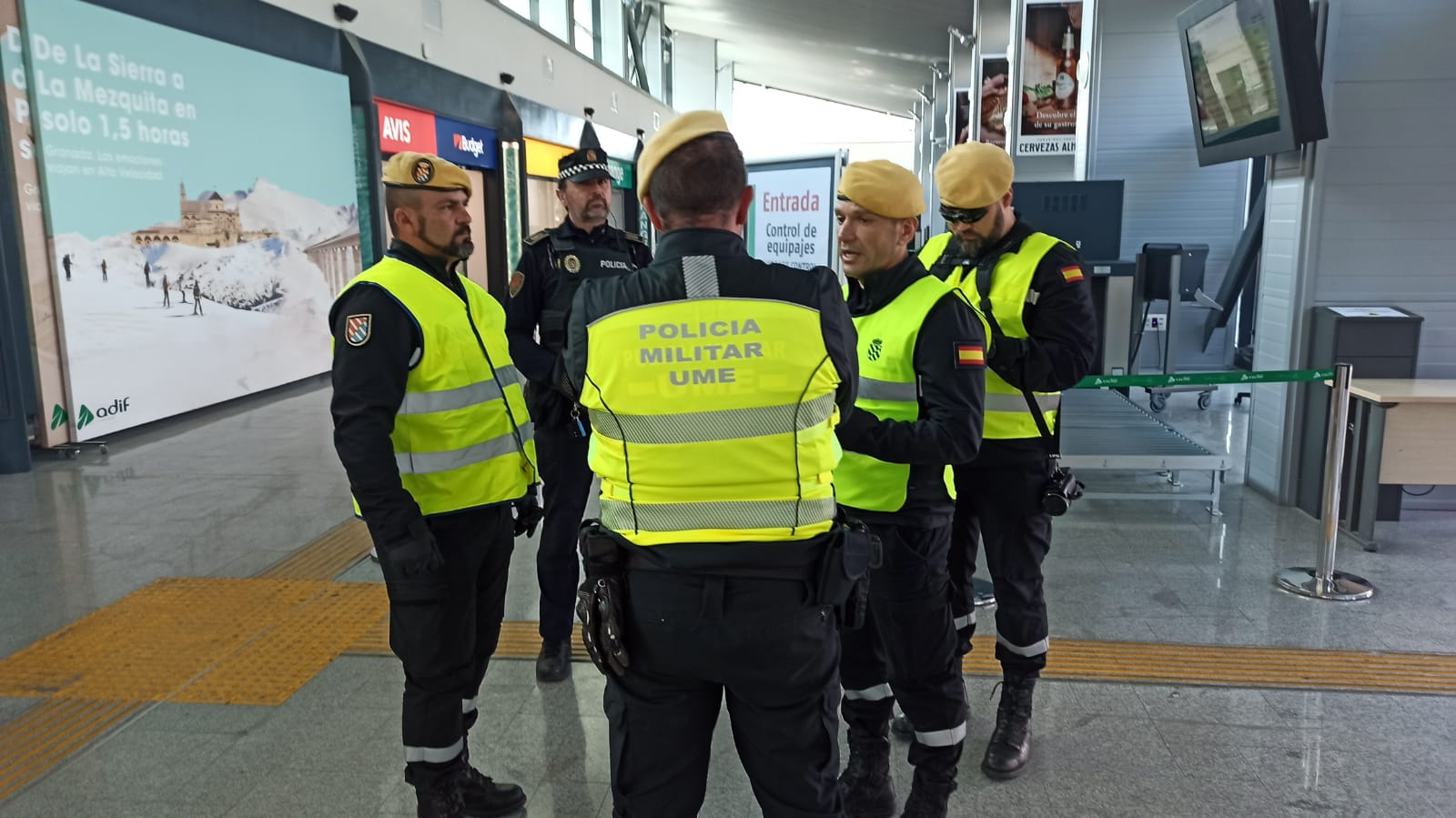 La Unidad Militar de Emergencias está desinfectando zonas como la estación de Renfe e informando a la población.