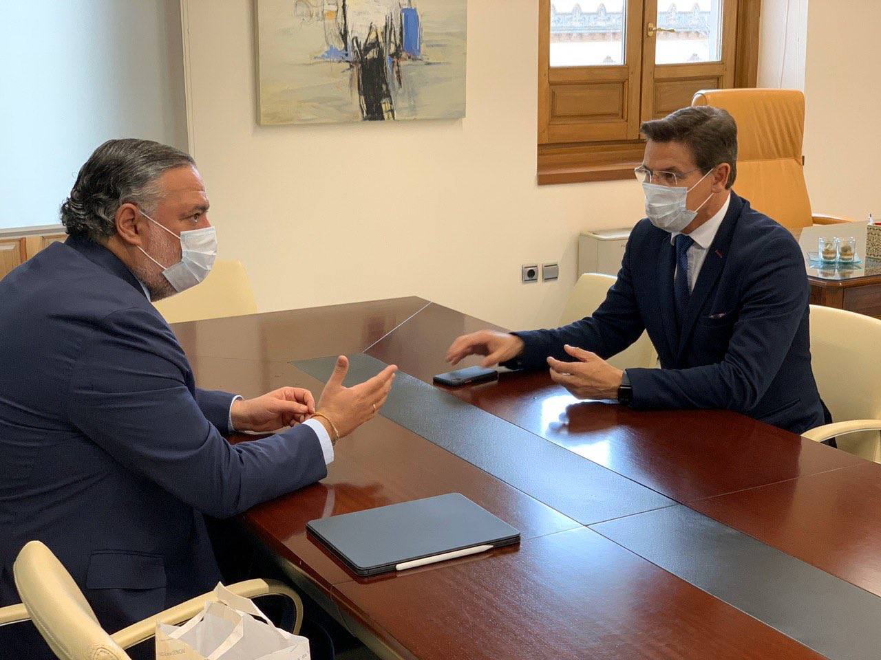 Pablo García y Luis Salvador se ponen al día de la actualidad. 