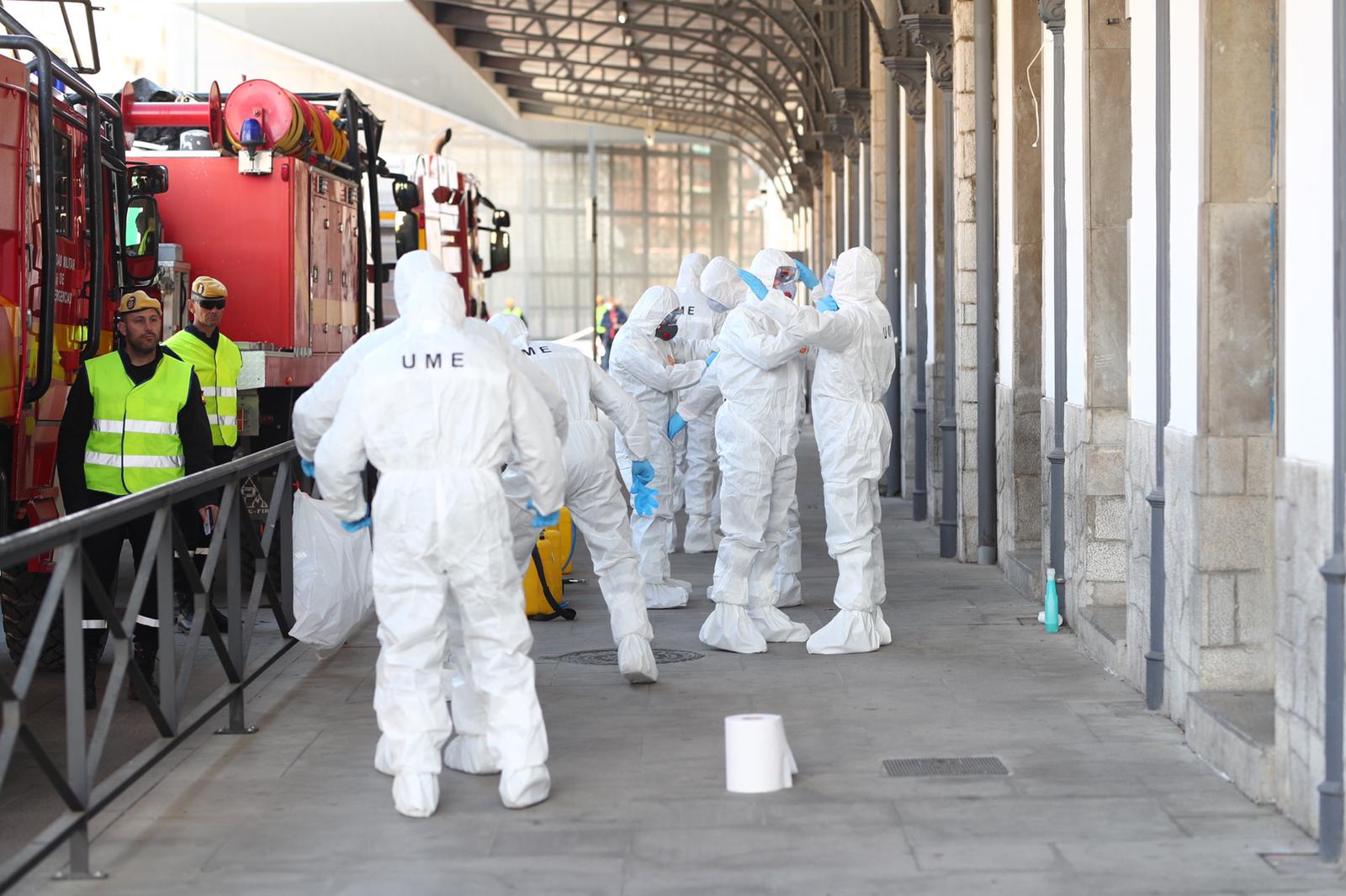 La Unidad Militar de Emergencias está desinfectando zonas como la estación de Renfe e informando a la población.