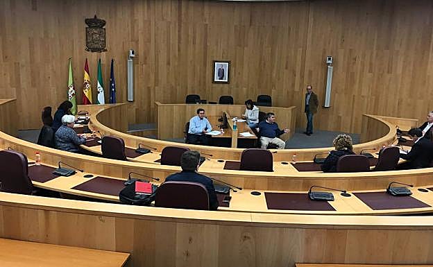 El grupo de coordinación de la Diputación, reunido guardando la distancia. 