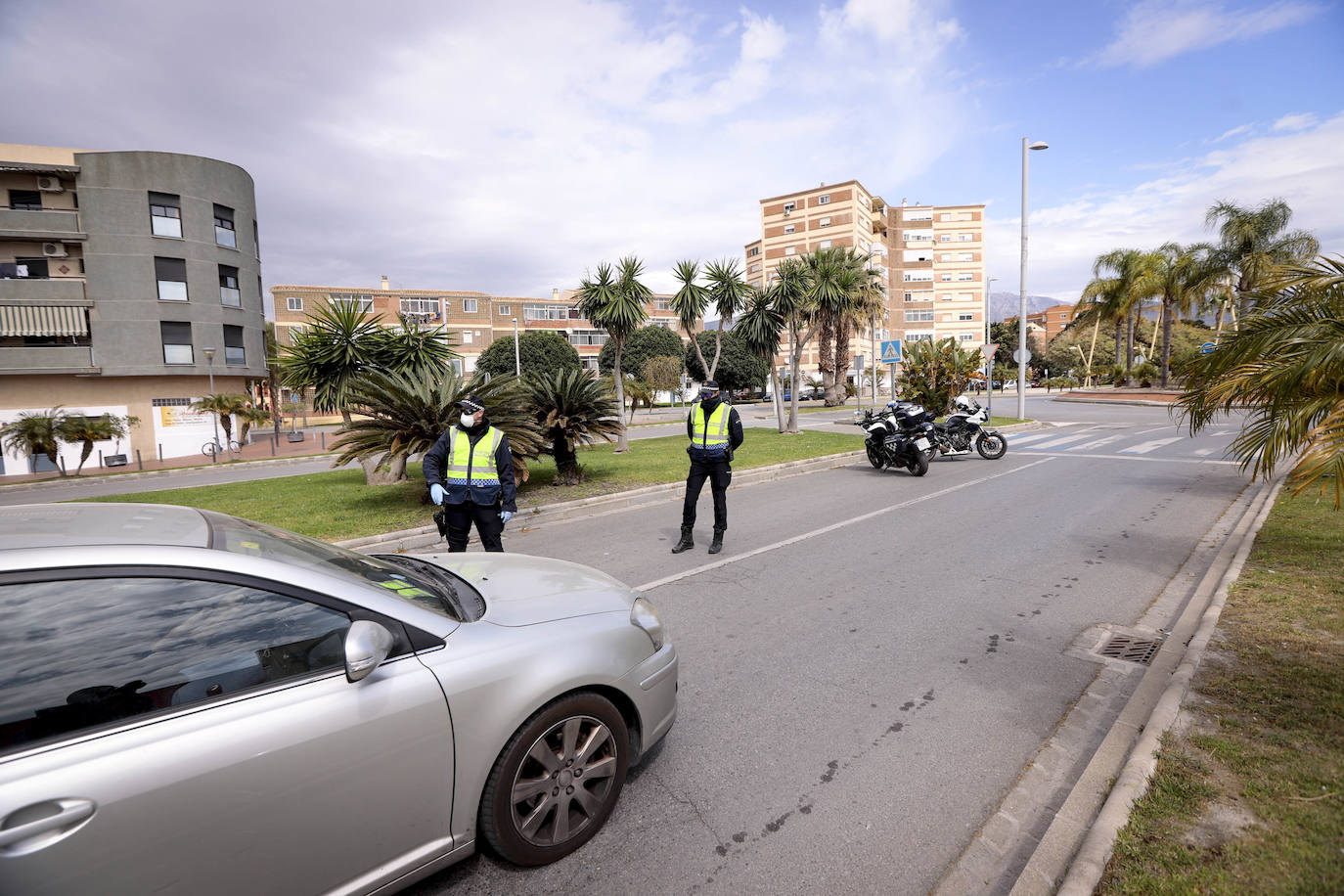 La Policía Local realizando controles ayer en Motril.
