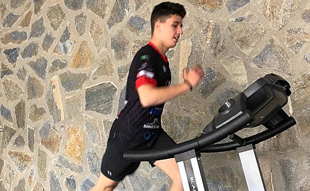 Álex Ruiz trabaja en casa a la espera de poder volver a competir. 