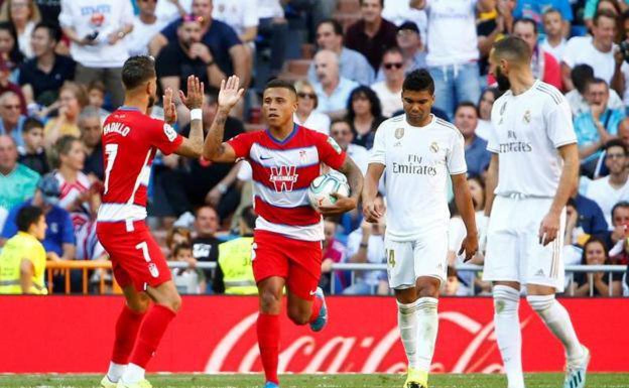 Darwin Machís celebra su gol en el Santiago Bernabéu. 