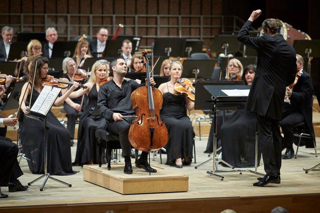 Imagen principal - De arriba abajo, Guillermo Pastrana en el último concierto que pudo ofrecer en Lodz (Polonia); Fernando Valverde paseando antes del confinamiento definitivo por el campus de Charlottesville, y la mezzosoprano Sandra Pastrana, en su casa de Roma.