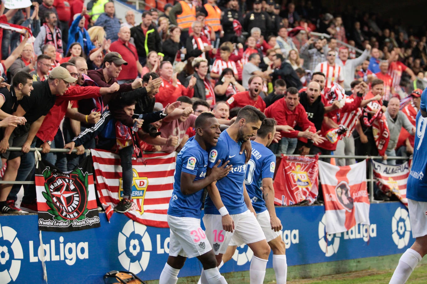 Jonathan Zongo y Fidel celebran el gol ante los muchos aficionados de la UDA desplazados a Lugo. 