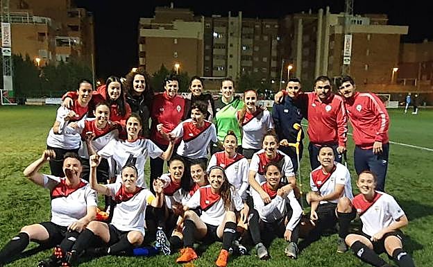 Imagen principal - Arriba, el equipo femenino que ha ganado en Segunda División y buscará el ascenso. Abajo la izquierda, Dani Romera, uno de los valores de la cantera, ahora en el Alcorcón. Abajo a la derecha, la Ciudad Deportiva. 
