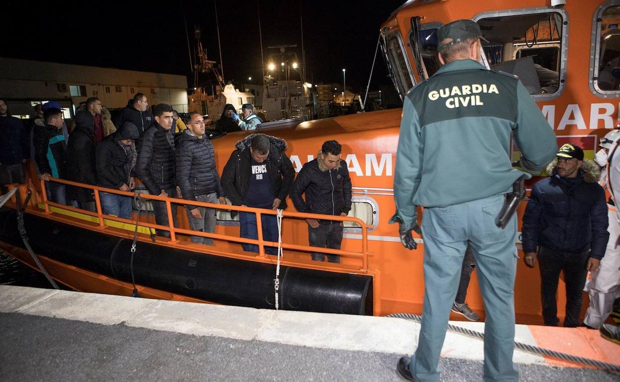 El grupo de inmigrantes magrebíes que llegó al puerto en la madrugada del 12 al 13 de marzo.