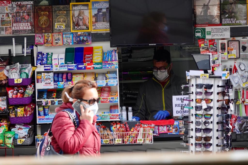 Más mascarillas en la poca gente que circula por las calles de la ciudad