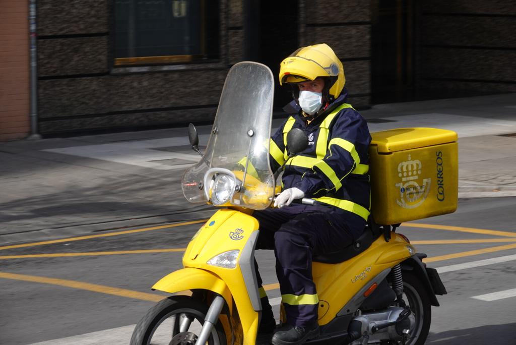 Más mascarillas en la poca gente que circula por las calles de la ciudad