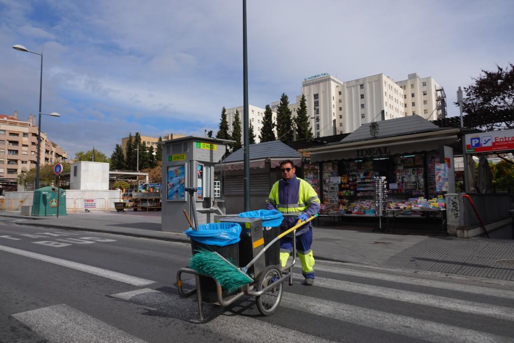 Más mascarillas en la poca gente que circula por las calles de la ciudad