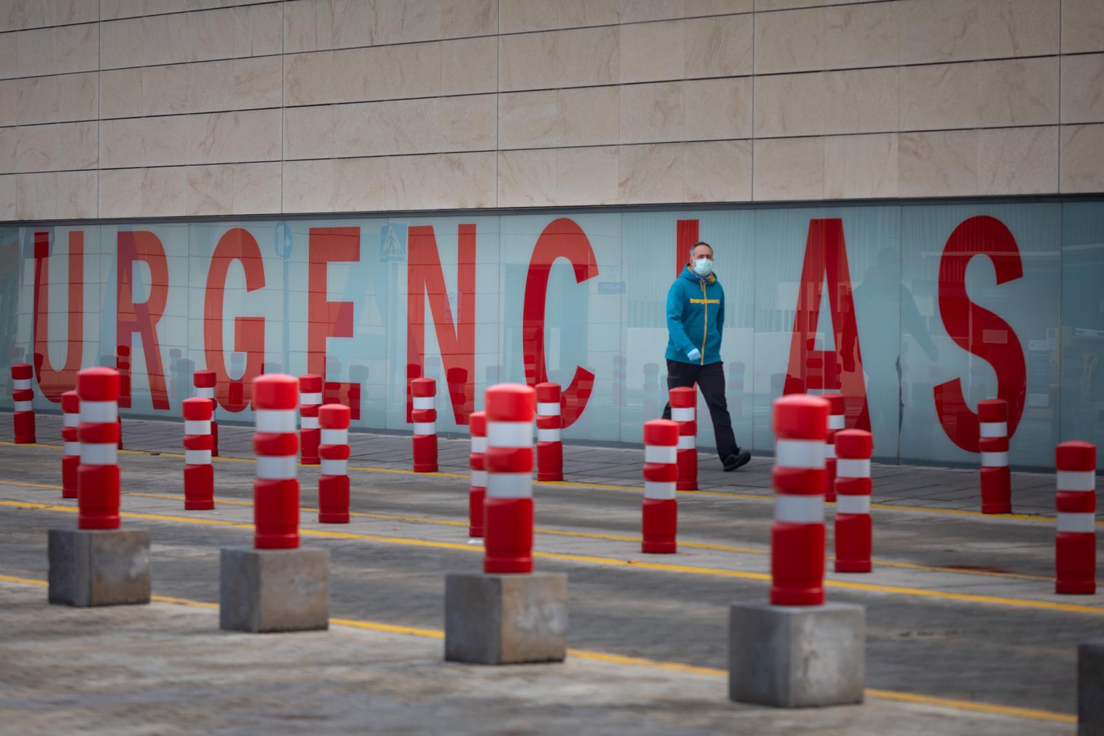 Más mascarillas en la poca gente que circula por las calles de la ciudad