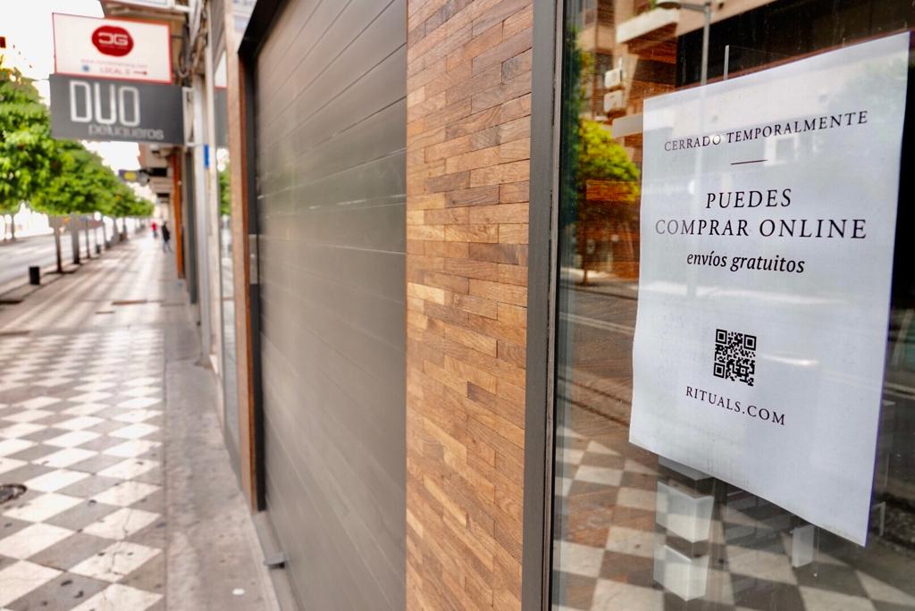 Más mascarillas en la poca gente que circula por las calles de la ciudad