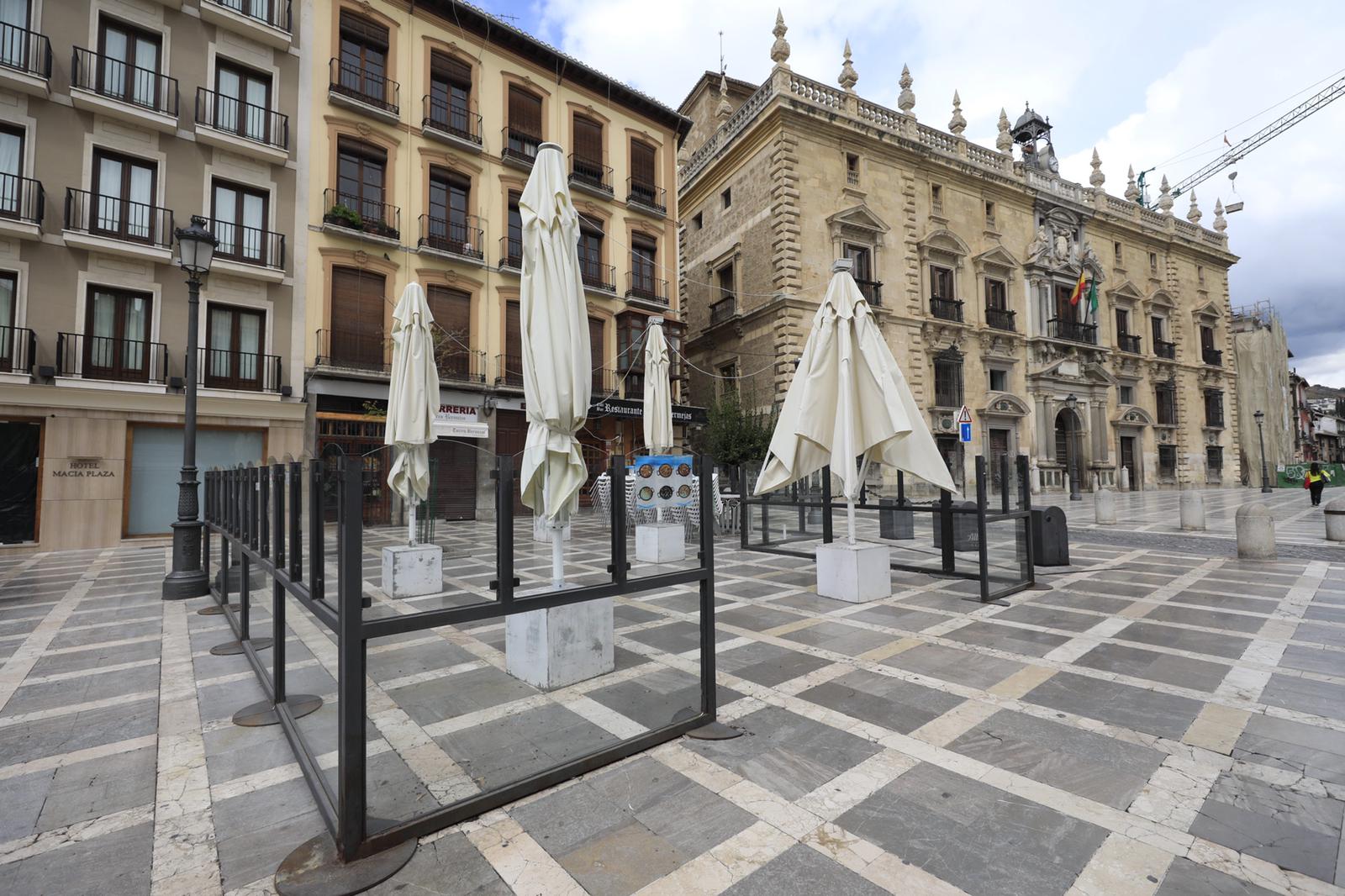 Más mascarillas en la poca gente que circula por las calles de la ciudad