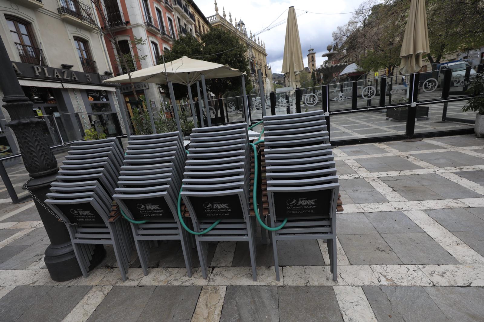 Más mascarillas en la poca gente que circula por las calles de la ciudad