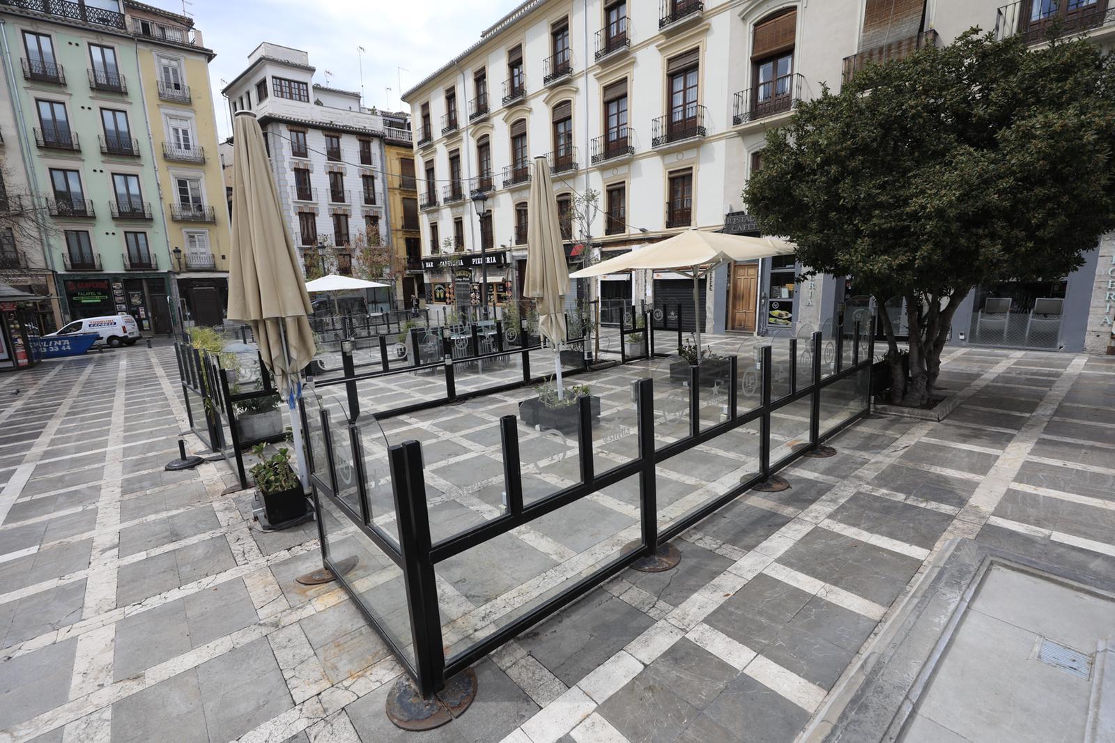 Más mascarillas en la poca gente que circula por las calles de la ciudad