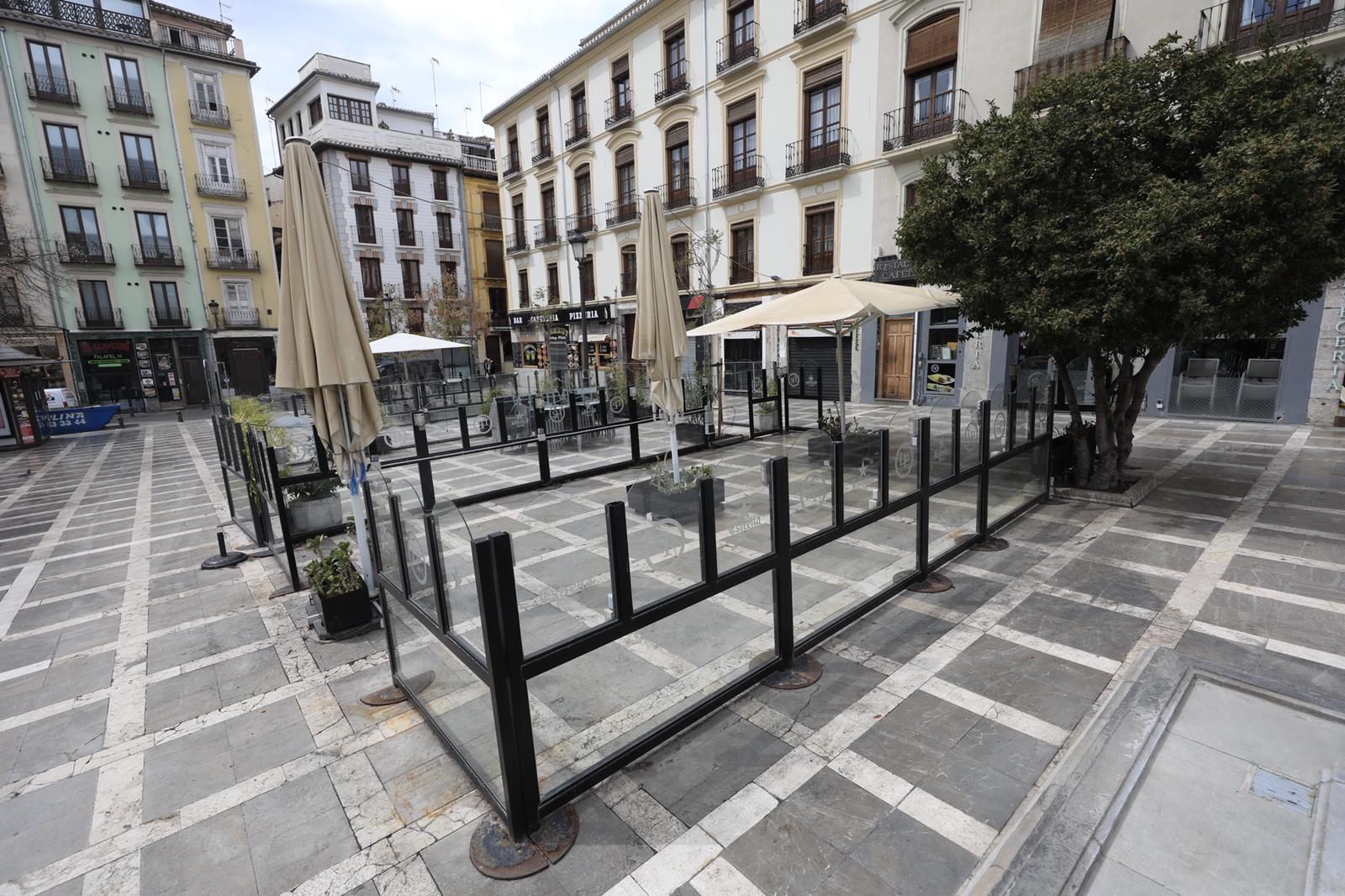 Más mascarillas en la poca gente que circula por las calles de la ciudad