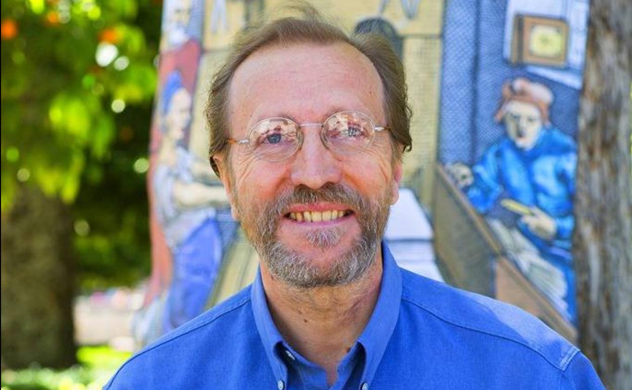 El escritor granadino Ángel Ologoso, autor de 'Astrolabio'