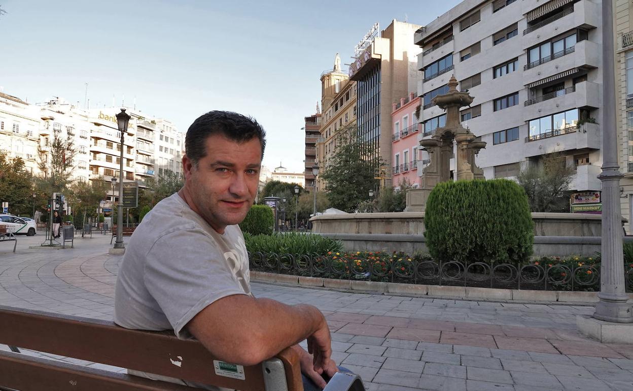Paco Sanz, expresidente del Granada, junto a la Fuente de las Batallas. 