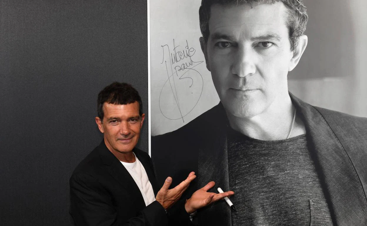 Antonio Banderas da un aplauso «emocionado» al trompetista jienense del balcón 