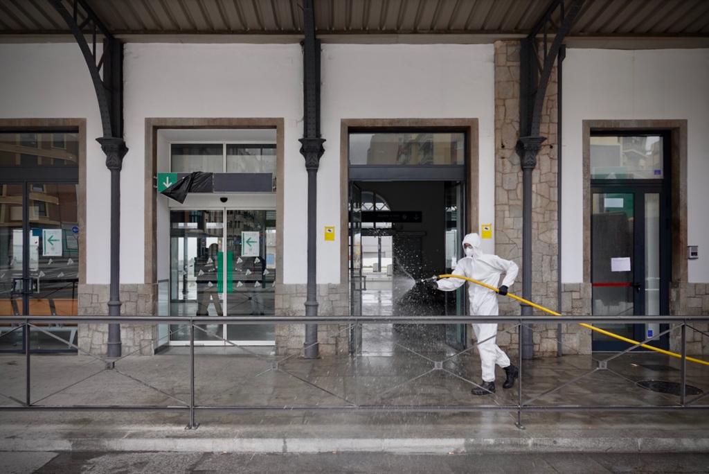 La capital vive una nueva semana de cuarentena con menos gente circulando y las Fuerzas y cuerpos de Seguridad del estado manteniendo el orden